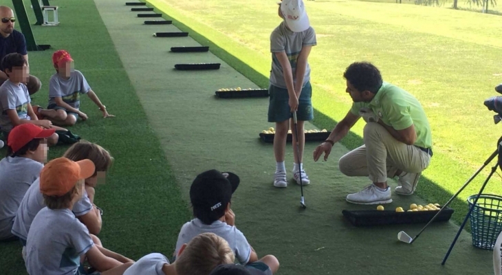 45 alumnos del colegio Montessori ya juegan al golf